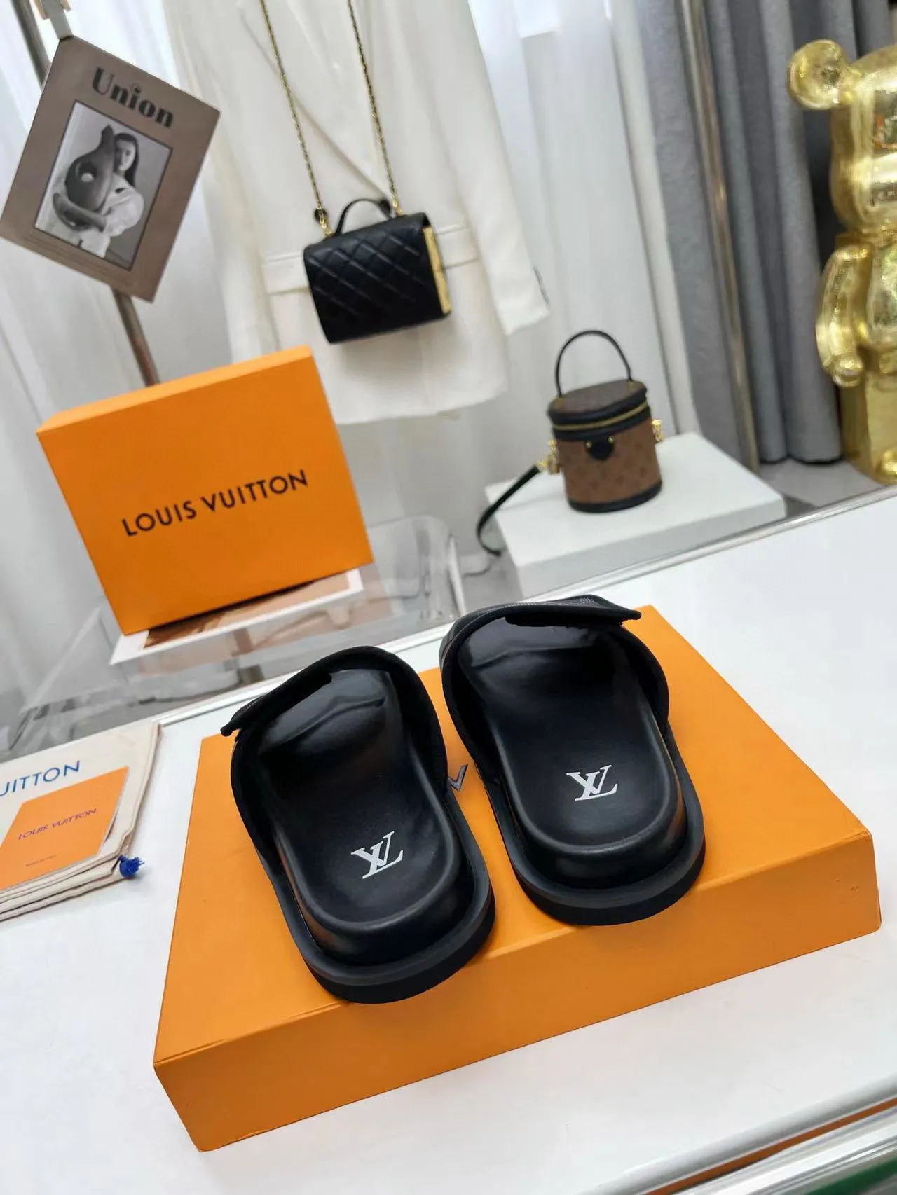 Factory price: 280💰LV luxury trainer slippers, made of first-layer calfskin, light and comfortable. The upper straps feature monogram embossing. Brings a unique color splicing effect. The precise fit of the insole and fine-grained rubber outsole are inspired by lv trainer size: 38-45